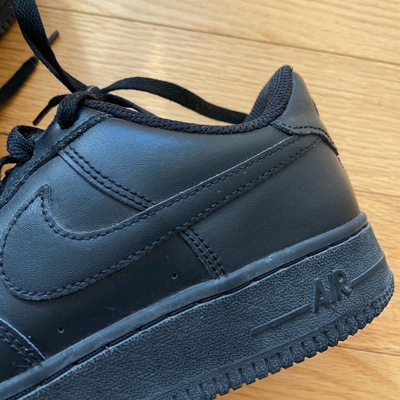 Black NIKE Air Forces - Picture 5 of 11